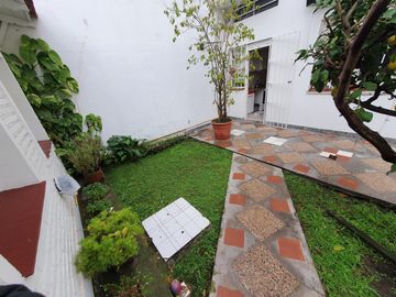 CASA PH - Olivos- 127 m2 Cub y 171 m2 lote a  1 cuadra de maipu , con jardin
