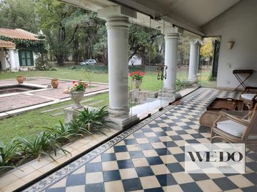 casas estilo colonial sobre 22.000 m2 de terreno! pegado a country Martindale