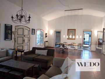casas estilo colonial sobre 22.000 m2 de terreno! pegado a country Martindale