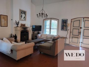 casas estilo colonial sobre 22.000 m2 de terreno! pegado a country Martindale