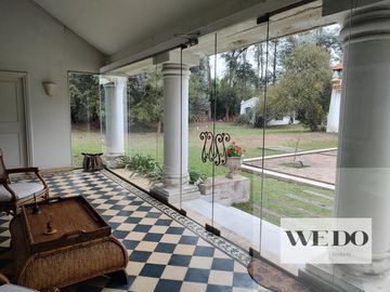 casas estilo colonial sobre 22.000 m2 de terreno! pegado a country Martindale