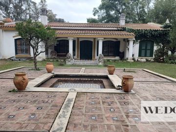 casas estilo colonial sobre 22.000 m2 de terreno! pegado a country Martindale