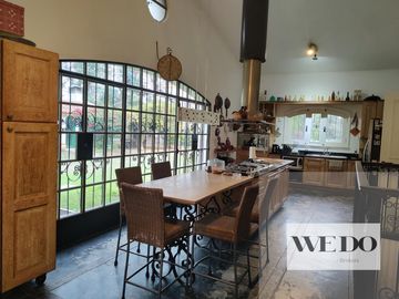 casas estilo colonial sobre 22.000 m2 de terreno! pegado a country Martindale