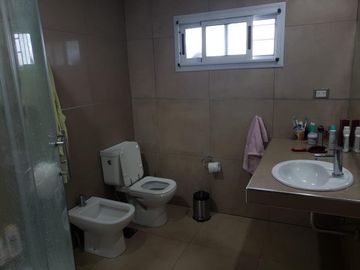 Casa venta  4 dormitorios 3 baños 1 cochera 600 mts 2 totales - Coronel Brandsen