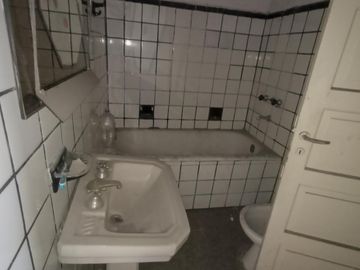 Venta Casa en Lanús Oeste sobre lote de 8.66 x 28 a 2 cuadras de la Av. San Martin