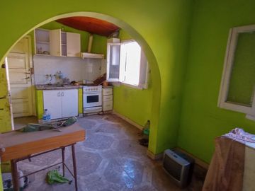 Venta Casa en Lanús Oeste sobre lote de 8.66 x 28 a 2 cuadras de la Av. San Martin