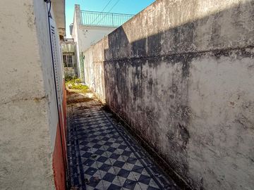 Venta Casa en Lanús Oeste sobre lote de 8.66 x 28 a 2 cuadras de la Av. San Martin