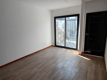 Venta  Duplex 1 dormitorio de pasillo con terraza privada EN POZO - Arroyito, Rosario
