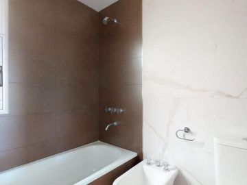 Departamento en venta - 2 Dormitorios 1 Baño - Cochera - 85mts2 - La Plata