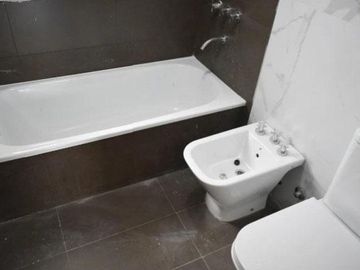 Departamento en venta - 2 Dormitorios 1 Baño - Cochera - 85mts2 - La Plata