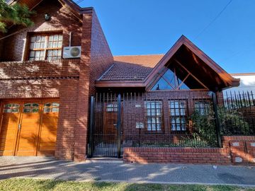 Importante chalet en Bernal Oeste