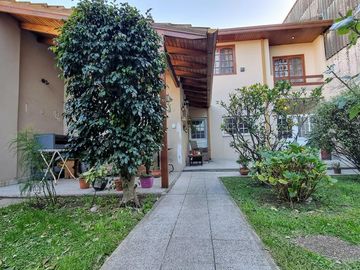 Importante chalet en Bernal Oeste