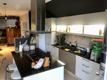 Excelente inmueble 3 dorm - 3 baños - garage - jardín y pileta - VENTA DIRECTA!!