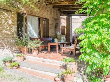 Casa en venta - 3 Dormitorios 3 Baños - Cochera - 1.800mts2 - Villa Allende