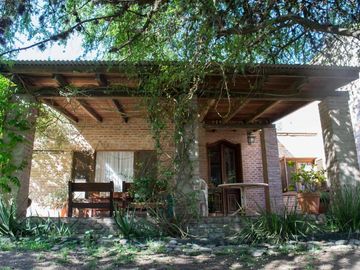 Casa en venta - 3 Dormitorios 3 Baños - Cochera - 1.800mts2 - Villa Allende