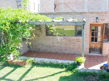 Casa en venta - 3 Dormitorios 3 Baños - Cochera - 1.800mts2 - Villa Allende