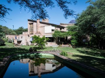 Casa en venta - 3 Dormitorios 3 Baños - Cochera - 1.800mts2 - Villa Allende