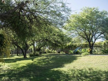 Casa en venta - 3 Dormitorios 3 Baños - Cochera - 1.800mts2 - Villa Allende