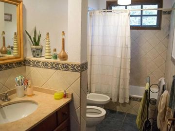 Casa en venta - 3 Dormitorios 3 Baños - Cochera - 1.800mts2 - Villa Allende