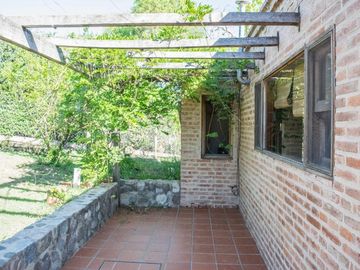 Casa en venta - 3 Dormitorios 3 Baños - Cochera - 1.800mts2 - Villa Allende