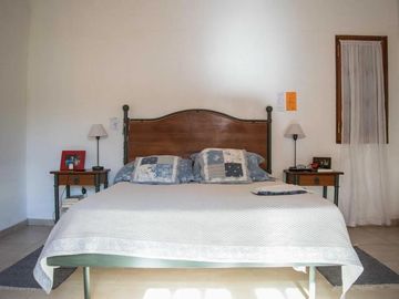 Casa en venta - 3 Dormitorios 3 Baños - Cochera - 1.800mts2 - Villa Allende