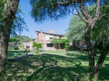 Casa en venta - 3 Dormitorios 3 Baños - Cochera - 1.800mts2 - Villa Allende