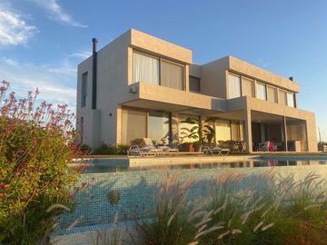 Casa al lago en venta 4 dormitorios
