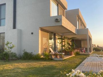 Casa al lago en venta 4 dormitorios