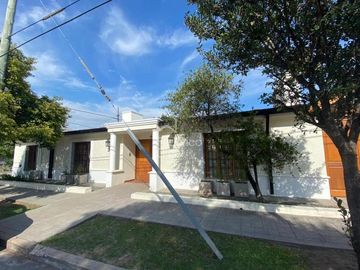 CASA EN VENTA ARGUELLO -  MEJOR UBICACION ZONA COLEGIOS