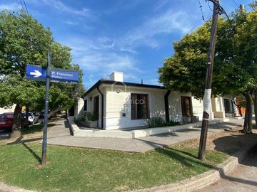 CASA EN VENTA ARGUELLO -  MEJOR UBICACION ZONA COLEGIOS