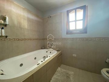 CASA EN VENTA ARGUELLO -  MEJOR UBICACION ZONA COLEGIOS