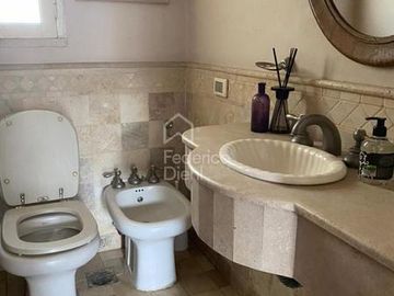 CASA EN VENTA ARGUELLO -  MEJOR UBICACION ZONA COLEGIOS