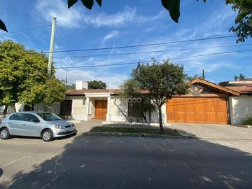 CASA EN VENTA ARGUELLO -  MEJOR UBICACION ZONA COLEGIOS