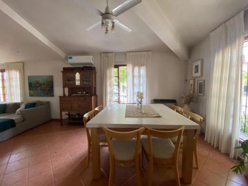CASA EN VENTA ARGUELLO -  MEJOR UBICACION ZONA COLEGIOS
