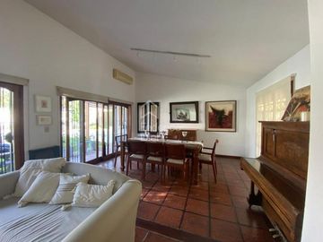 CASA EN VENTA ARGUELLO -  MEJOR UBICACION ZONA COLEGIOS