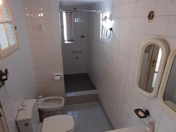 PH en venta de 3 ambientes mas escritorio super luminoso en excelente estado