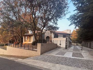 Renta de casa con hermosa vista en Hacienda de Valle Escondido