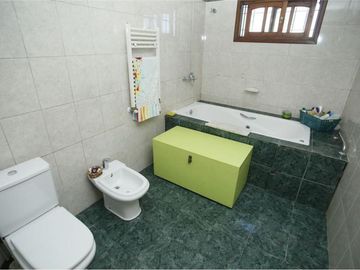 Casa en venta - 3 dormitorios 2 baños 2 cocheras - 230mts2 - Tolosa