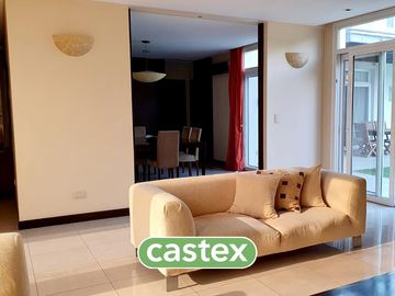 Casa en venta de cinco ambientes en Mayling