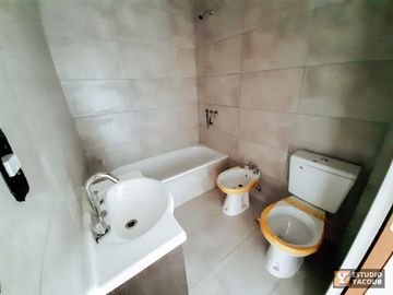 Dúplex en venta - 2 dormitorios 2 baños - cochera - 87.33 mts2 - San Carlos, La Plata