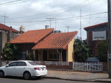 Inmueble que son 2 unidades independientes sin subdivisión. Venta en bloque. Zona comercial.
