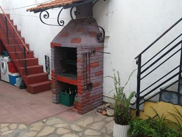 Inmueble que son 2 unidades independientes sin subdivisión. Venta en bloque. Zona comercial.