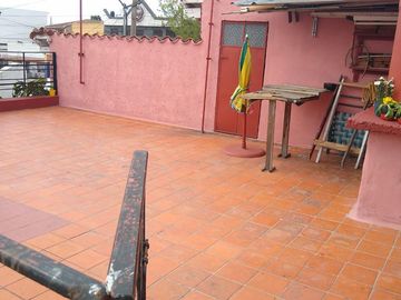 Inmueble que son 2 unidades independientes sin subdivisión. Venta en bloque. Zona comercial.