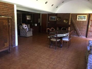 VENTA- PARQUE LEOIR- CAHELT DE 5 AMB. MAS DEPENDENCIAS. LOTE