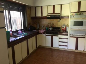 VENTA- PARQUE LEOIR- CAHELT DE 5 AMB. MAS DEPENDENCIAS. LOTE
