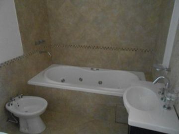 VENTA- PARQUE LELOIR- 1 CUADRA RESEROS CASA SOBRE 2300 M2 LO