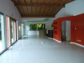 VENTA- PARQUE LELOIR- 1 CUADRA RESEROS CASA SOBRE 2300 M2 LO