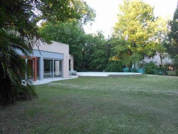 VENTA- PARQUE LELOIR- 1 CUADRA RESEROS CASA SOBRE 2300 M2 LO