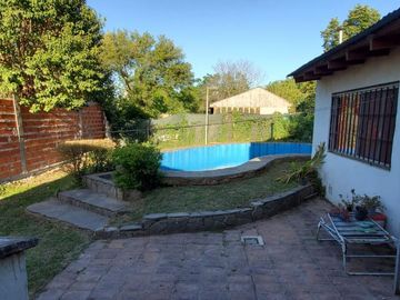 Casa con pileta sobre Andrade, Glew