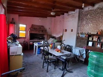 Casa con pileta sobre Andrade, Glew